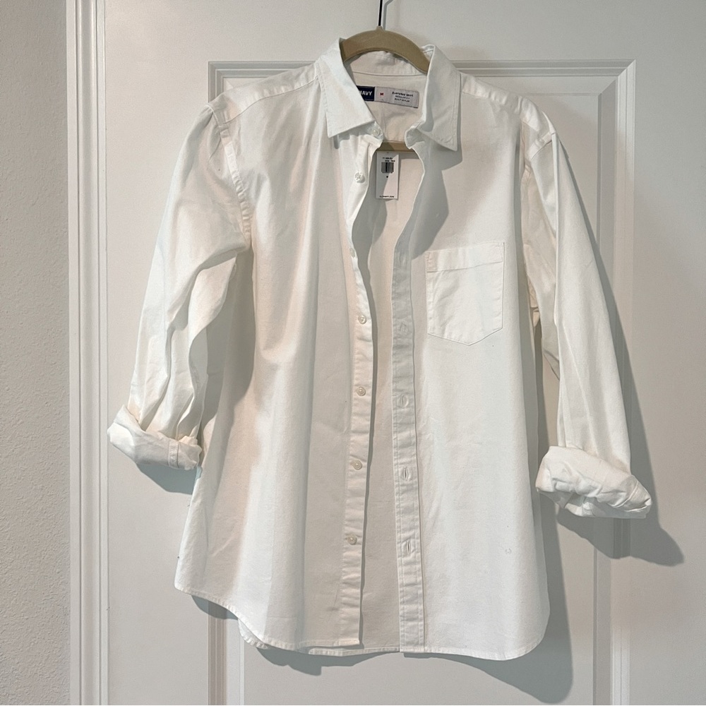 New NWOT Old Navy Women’s Everyday Shirt Regular Fit Medium Women’s Button Down